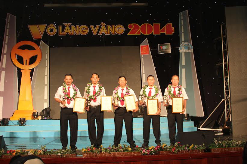 5 t&agrave;i xế ti&ecirc;u biểu của Vinasun tại lễ trao giải &ldquo;V&ocirc; lăng v&agrave;ng&rdquo; năm 2014