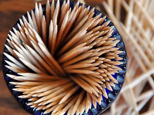 Trẻ suýt thủng ruột vì nuốt tăm