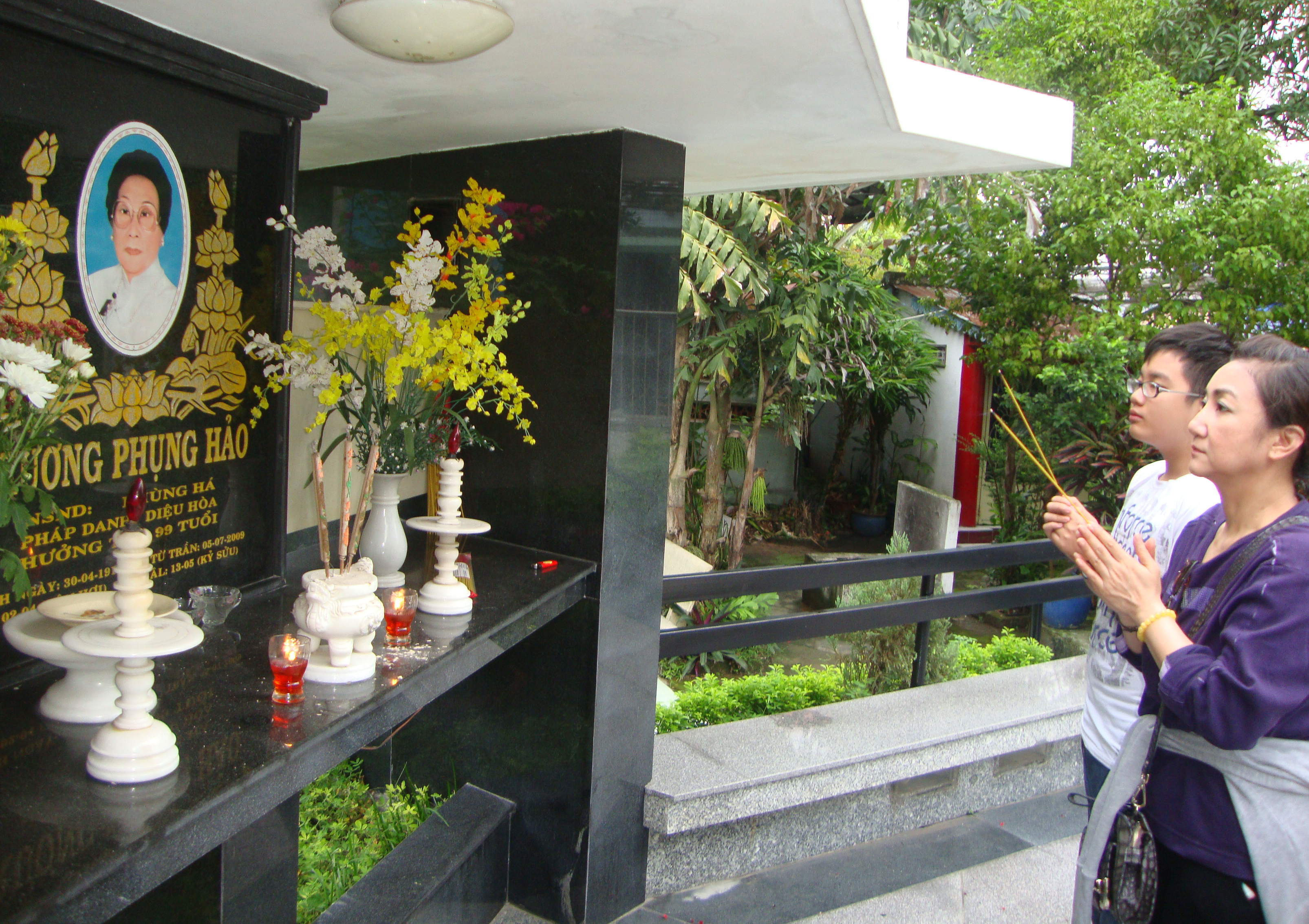 NSƯT Thanh Thanh T&acirc;m v&agrave; con trai viếng mộ NSND Ph&ugrave;ng H&aacute;
