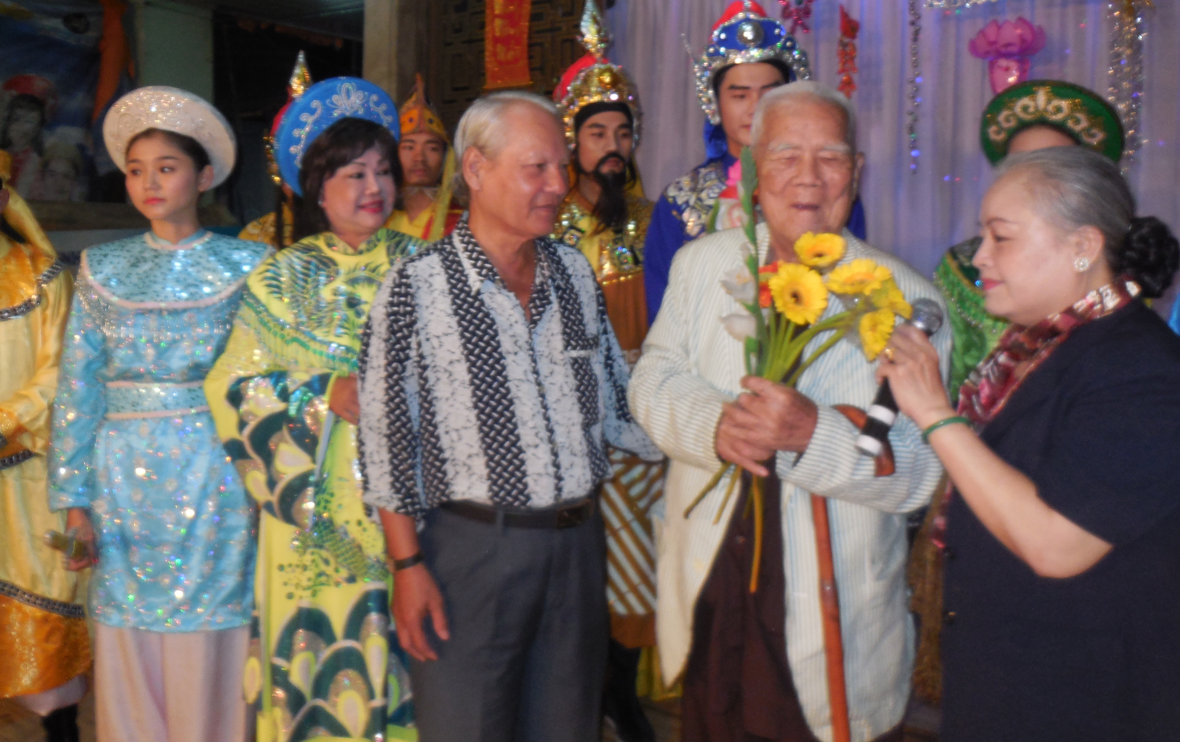 NSƯT Thanh Nguyệt mừng thọ nhạc sĩ Tám Lang