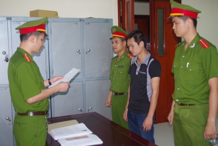 Cơ quan c&ocirc;ng an đọc lệnh bắt tạm giam đối với B&ugrave;i Quang Huy