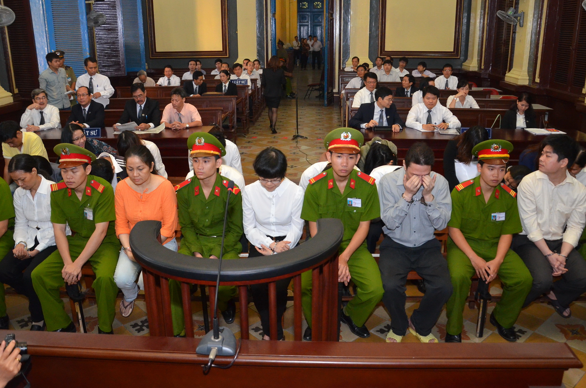 Quang cảnh phi&ecirc;n t&ograve;a xử Huỳnh Thị Huyền Như s&aacute;ng 7-1
