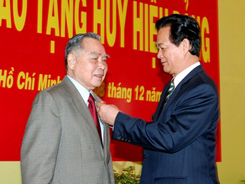 Trao tặng nguyên Thủ tướng Phan Văn Khải Huy hiệu 55 năm tuổi Đảng