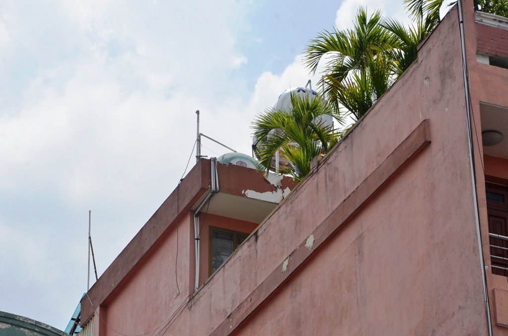 Khu vực bồn chứa nước tr&ecirc;n tầng thượng nh&agrave; 276 Hai B&agrave; Trưng, phường T&acirc;n Định, quận 1 &ndash; TP HCM, nơi nạn nh&acirc;n bị điện giật rồi ng&atilde; xuống m&aacute;i t&ocirc;n nh&agrave; b&ecirc;n cạnh dẫn đến tử vong.