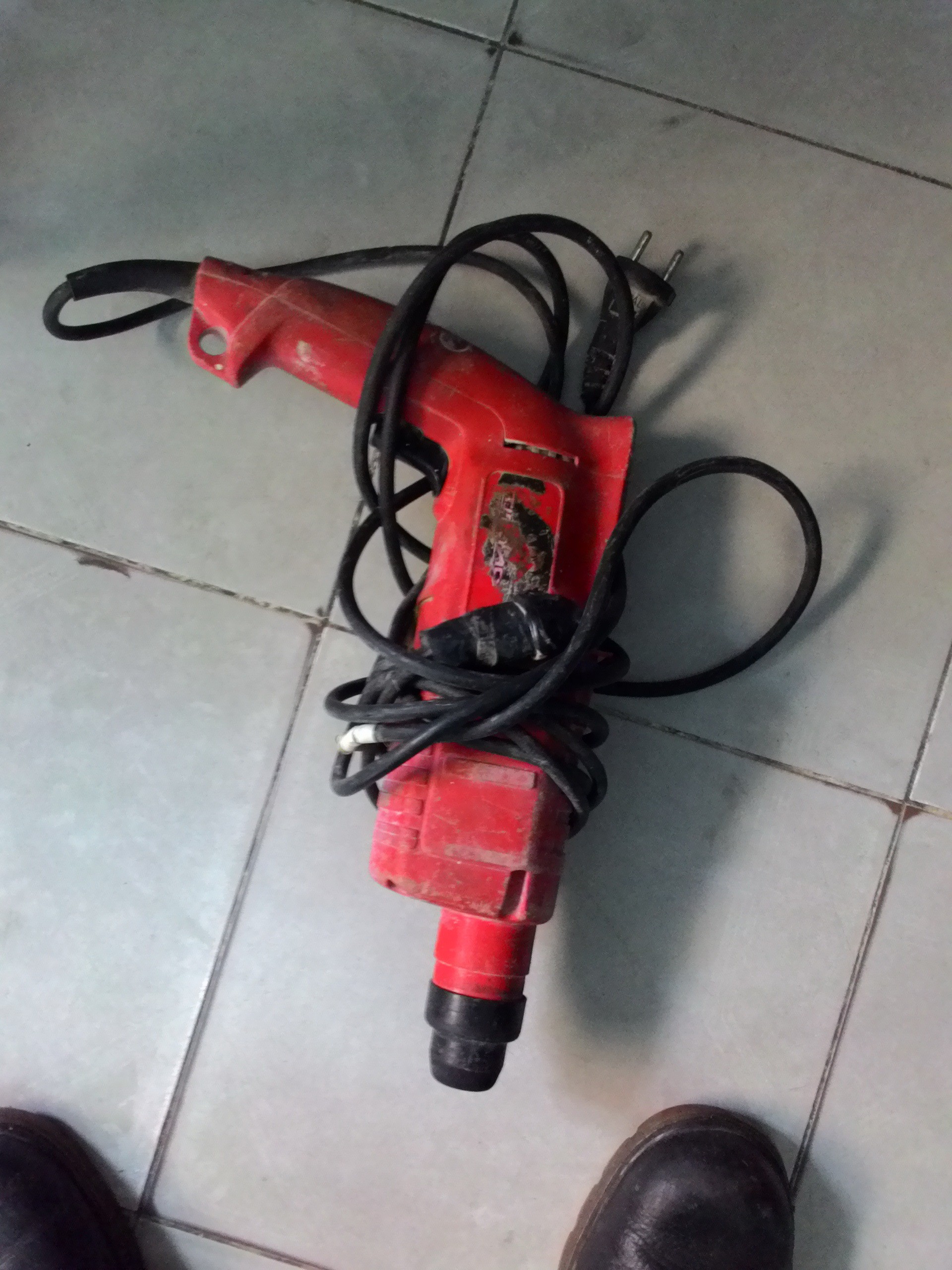 Chiếc máy khoan bị Hùng trộm.