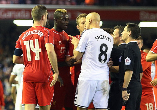 Tranh c&atilde;i giữa Balotelli v&agrave; Jonjo Shelvey, cựu cầu thủ Liverpool