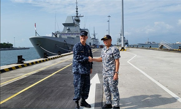 Ph&oacute; đ&ocirc; đốc Hải qu&acirc;n Mỹ Robert Thomas v&agrave; Thiếu tướng Hải qu&acirc;n Singapore Timothy Lo trong cuộc gặp h&ocirc;m 29-7. Ảnh: CNA