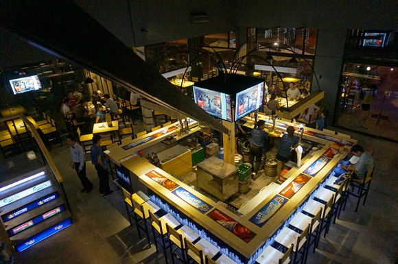 Kh&ocirc;ng gian hiện đại, trẻ trung ở Tatu Beer Club ở quận 7