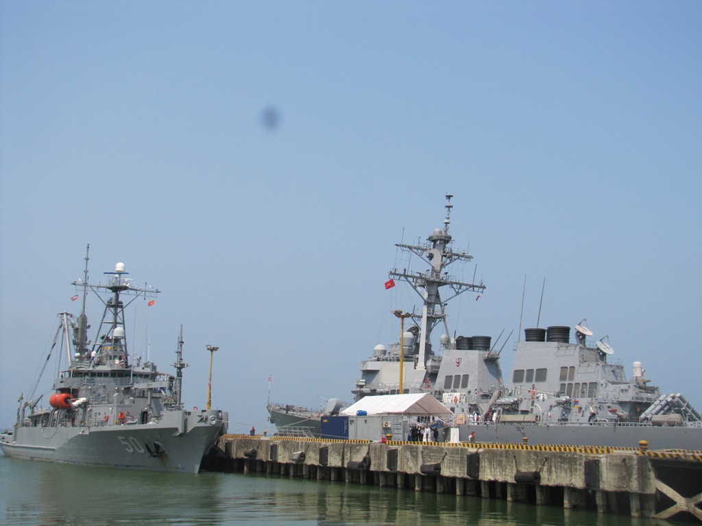 t&agrave;u khu trục USS John S. McCain v&agrave; t&agrave;u cứu hộ USNS Safeguard của Mỹ đ&atilde; cập cảng Ti&ecirc;n Sa, s&aacute;ng 7-4