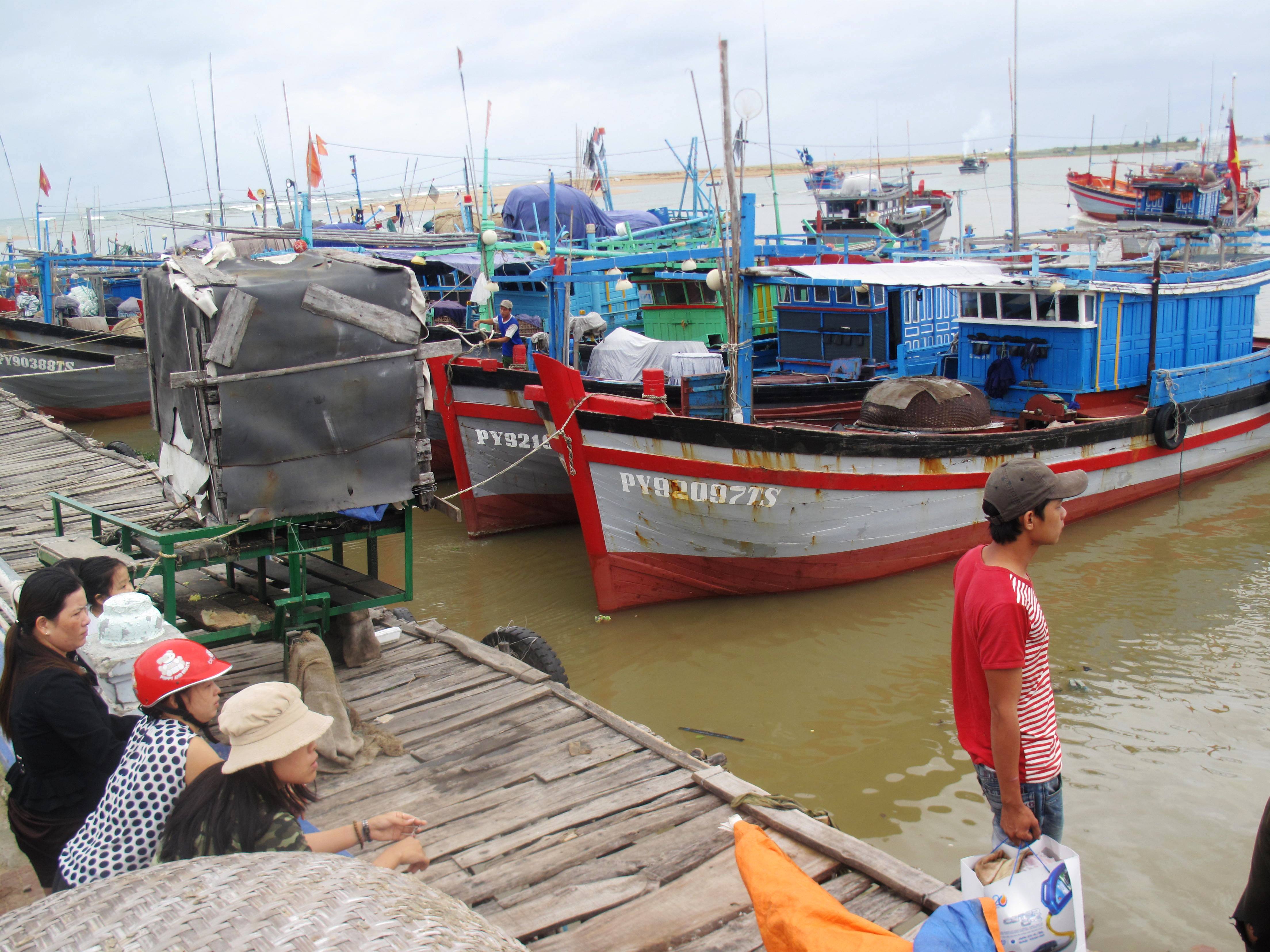 Sáng 29-11, tại cửa sông Đà Rằng, TP Tuy Hòa (Phú Yên) nhiều tàu cá đã vào được bờ, tìm nơi tránh trú