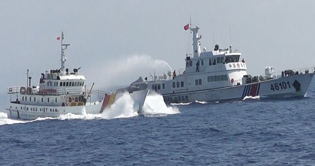 Tàu Trung Quốc dàn hàng ngang đồng loạt tăng tốc, hú còi