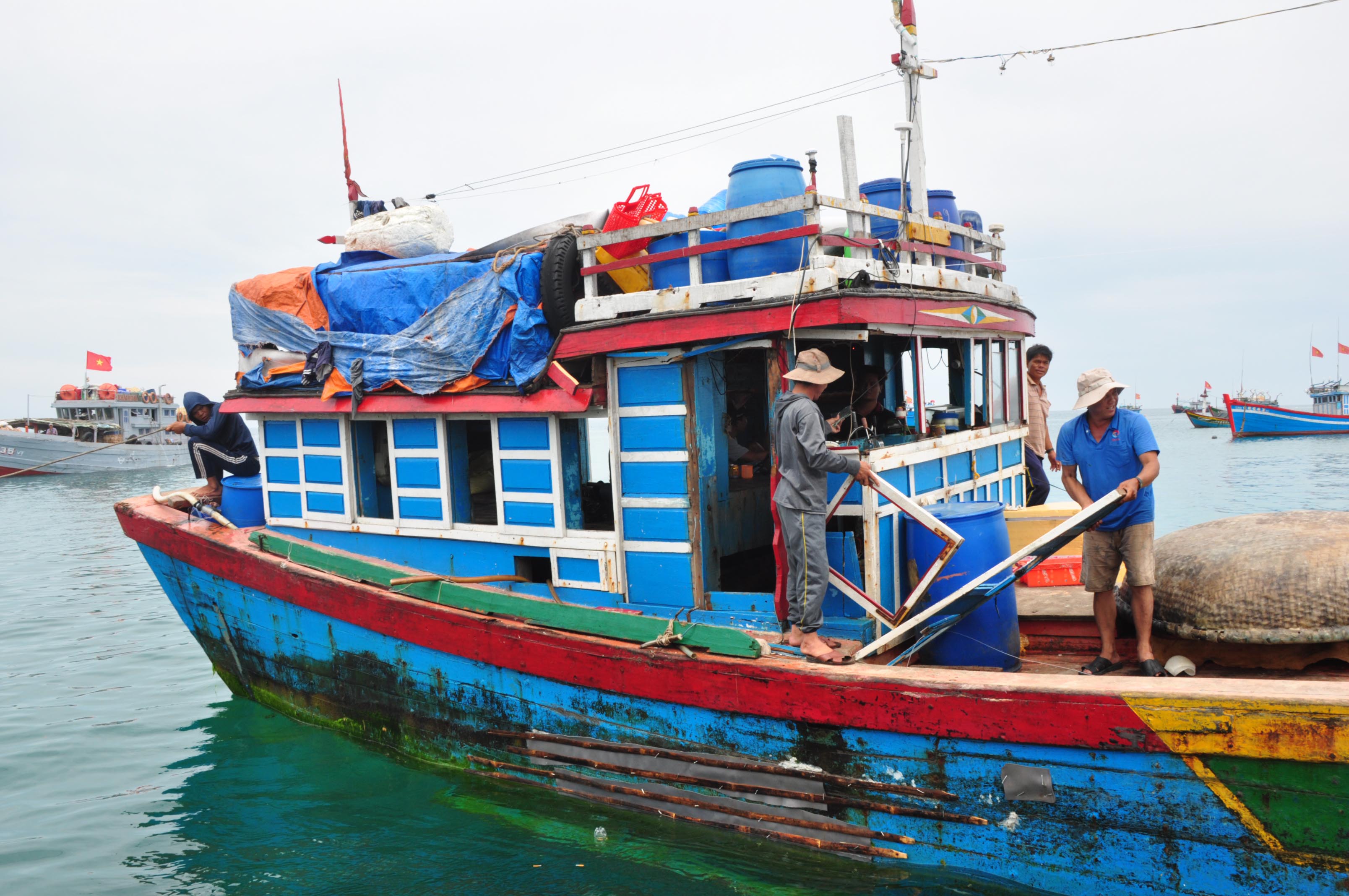 Tàu Trung Quốc tấn công bằng đạn lửa tàu ngư dân Việt Nam