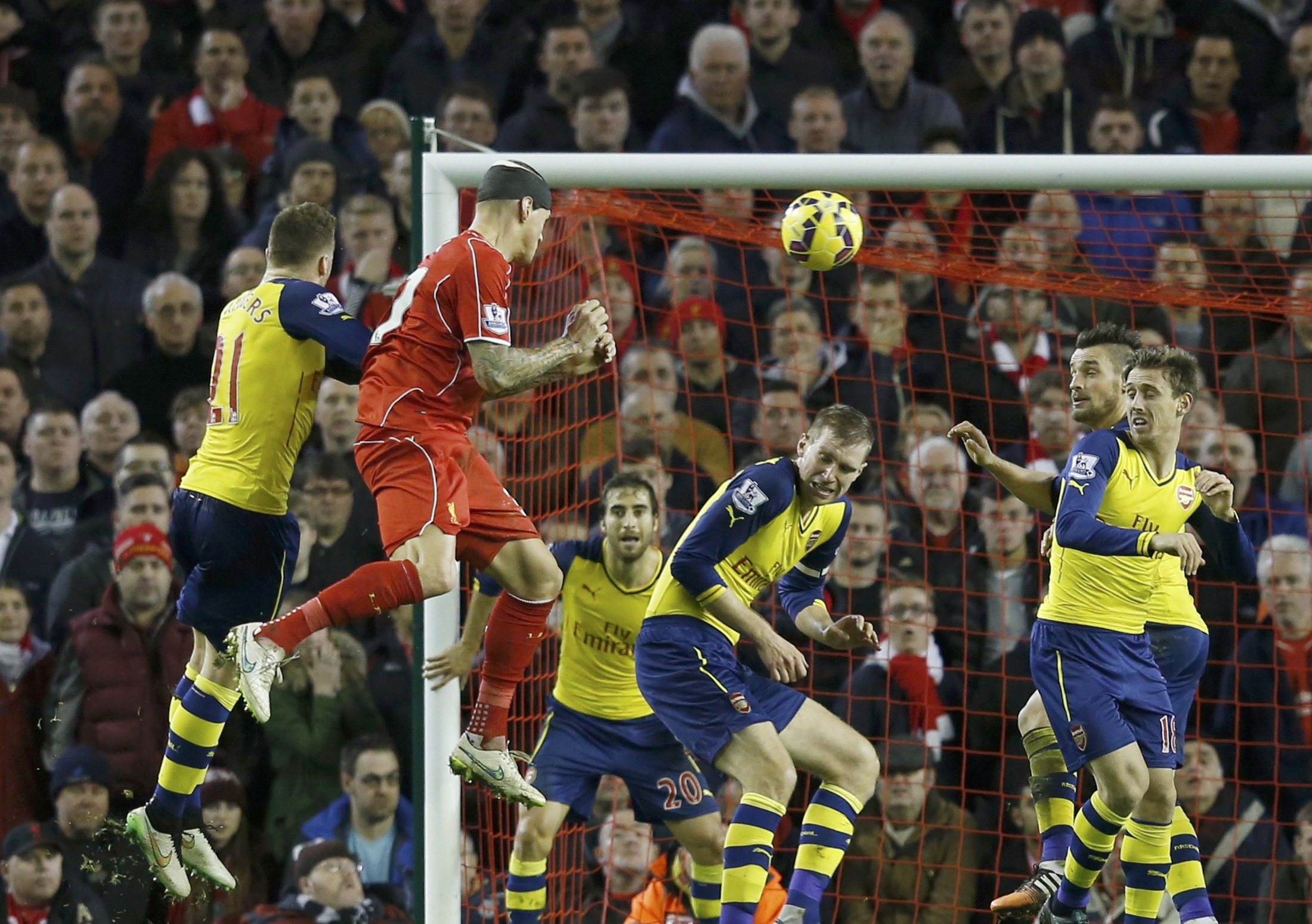 Skrtel bật cao đánh đầu cân bằng tỉ số cho Liverpool ở phút 90+7