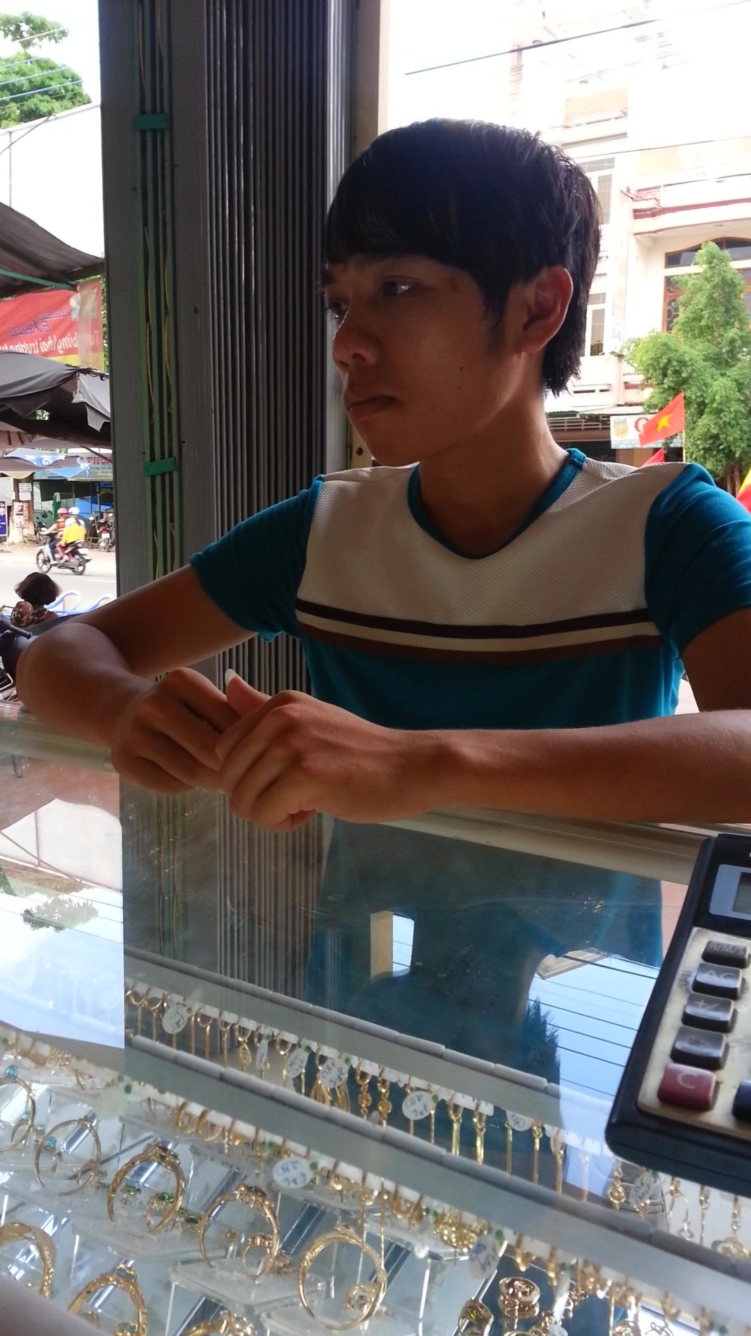 Nam sinh L&ecirc; Xu&acirc;n Phong đang mang số v&agrave;ng ăn trộm đi ti&ecirc;u thụ tại một tiệm v&agrave;ng.-Ảnh do chủ tiệm cung cấp