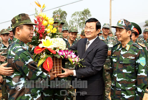 Chủ tịch nước tặng hoa c&aacute;n bộ, chiến sĩ tham gia bắn nghiệm thu t&ecirc;n lửa thuộc sư đo&agrave;n 367