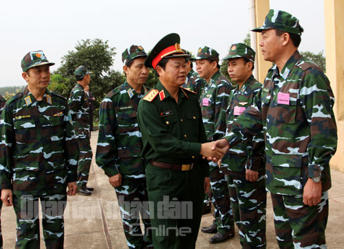 Thượng tướng Đỗ B&aacute; Tỵ c&oacute; mặt tại trường bắn kh&aacute; sớm để kiểm tra, nắm t&igrave;nh h&igrave;nh chuẩn bị bắn nghiệm thu