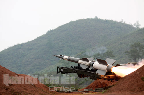 Rồng lửa bắt đầu rời bệ ph&oacute;ng
