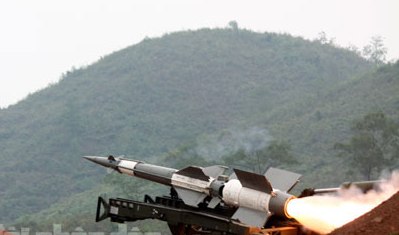 Chủ tịch nước Trương Tấn Sang thị sát bắn tên lửa cải tiến