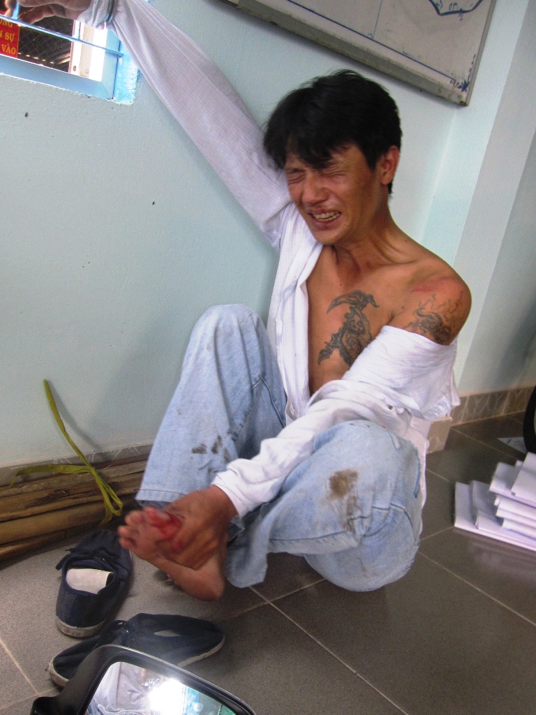 Đối tượng Sang với nhiều h&igrave;nh xăm vằn vện tr&ecirc;n người, bị c&ograve;ng tại C&ocirc;ng an phường Ph&uacute; H&ograve;a, TP Thủ Dầu Một (B&igrave;nh Dương).