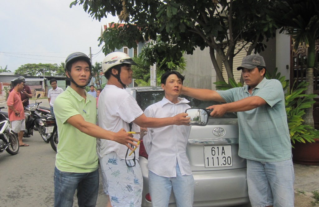 Nguyễn Hữu Sang (đứng thứ 3 từ tr&aacute;i sang), c&ugrave;ng chiếc k&iacute;nh chiếu hậu của xe &ocirc;t&ocirc; biển số 61A-111.30, bị &ldquo;hiệp sĩ&rdquo; Nguyễn Thanh Hải c&ugrave;ng đồng đội bắt giữ.