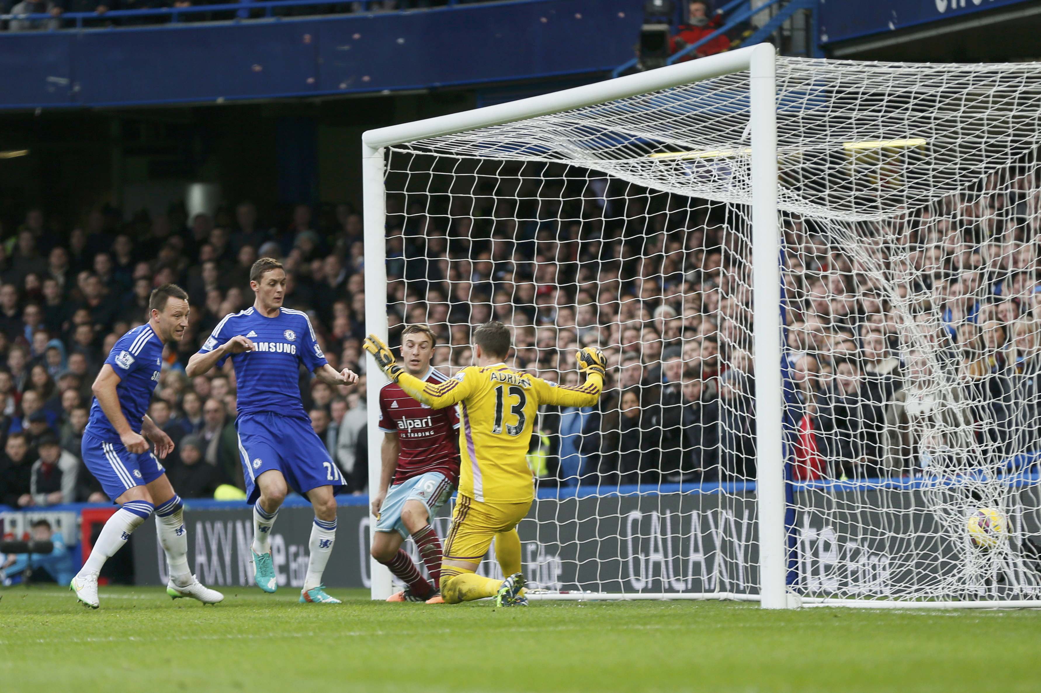 John Terry (trái) ghi bàn mở tỉ số cho Chelsea