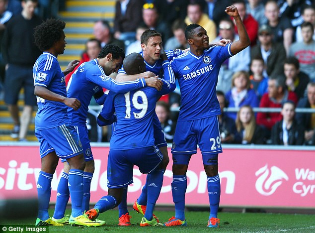 Các cầu thủ Chelsea ăn mừng bàn thắng của D.Ba