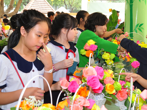 Tết của trẻ: Chơi thoải mái hay vào khuôn khổ?