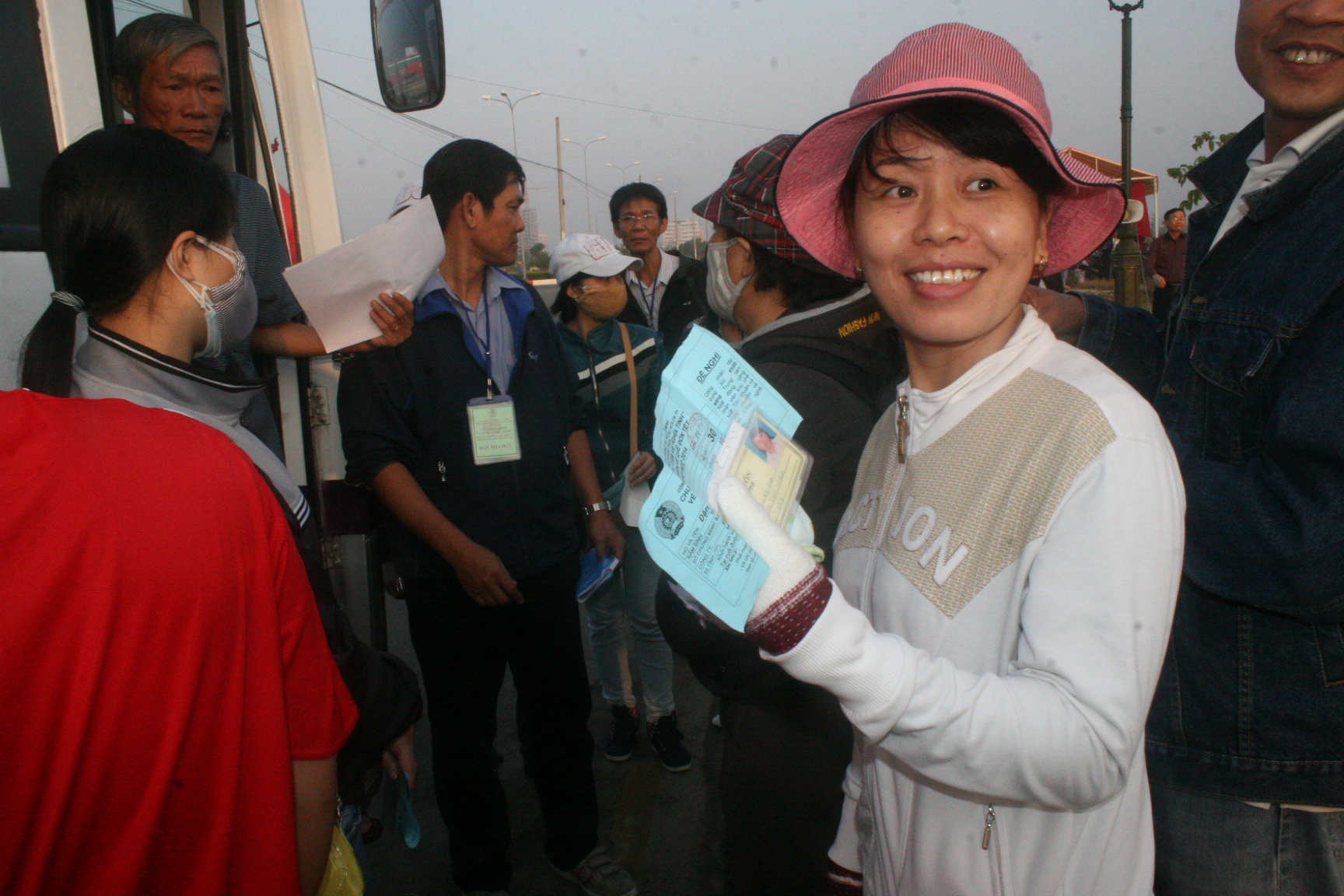 Niềm vui sum họp hiện rõ trên gương mặt của nữ công nhân Đặng Thị Nga, Công ty Đức Bổn ẢNH: VĨNH TÙNG