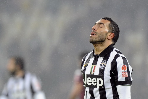 Tevez thất vọng sau quả đá phạt luân lưu đầu tiên. Anh ghi cú đúp trong giờ đấu chính cho Juventus
