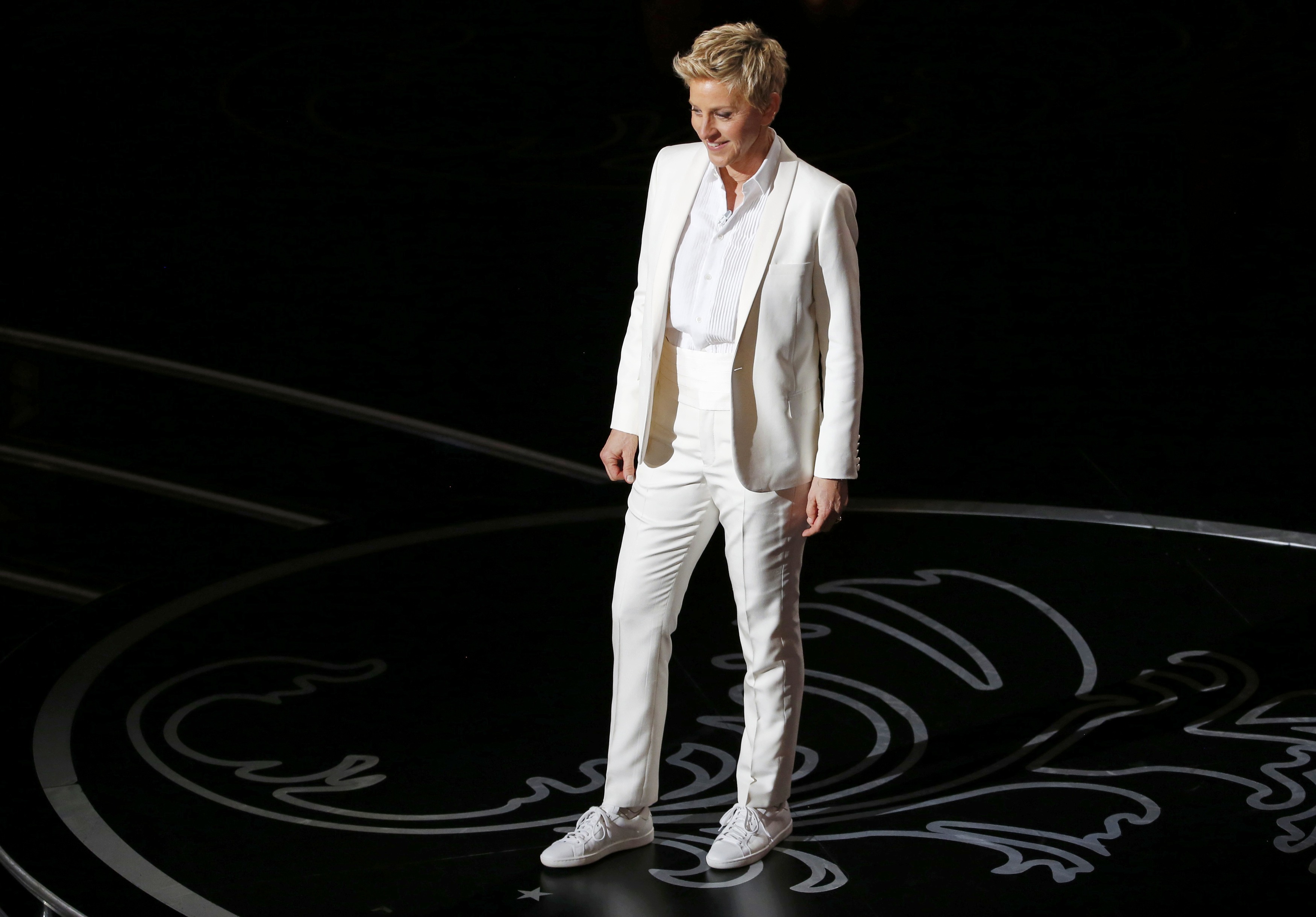 Ellen DeGeneres trong vest trắng trên sân khấu lễ trao giải
