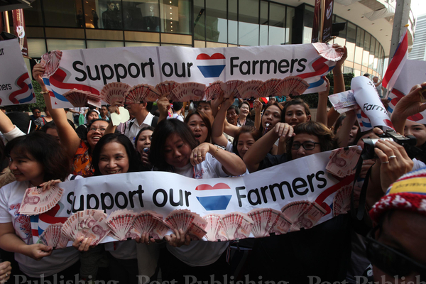 Người biểu t&igrave;nh quy&ecirc;n tiền cho n&ocirc;ng d&acirc;n ở Bangkok ng&agrave;y 10-2. Ảnh: Bangkok Post
