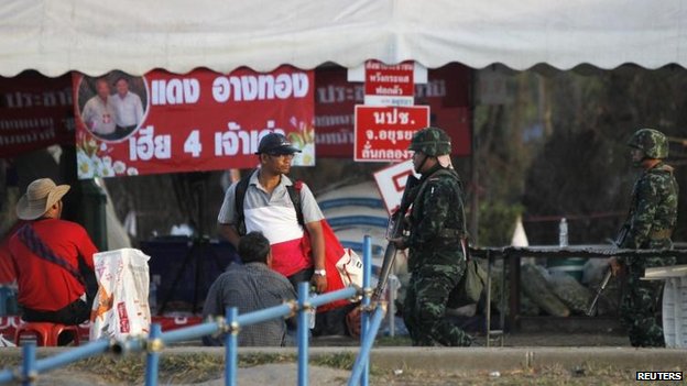 Binh l&iacute;nh tiến v&agrave;o trại biểu t&igrave;nh của phe &Aacute;o đỏ tại tỉnh Nakhon Pathom. Ảnh: Reuters