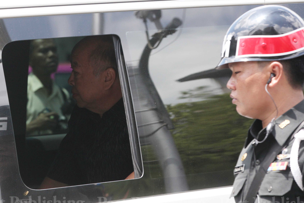 Cựu Phó thủ tướng Surapong Tovichakchaikul trình diện sáng 23-5. Ảnh: Bangkok Post