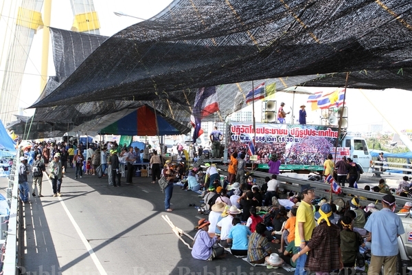 Người biểu t&igrave;nh đ&oacute;ng cửa cầu Rama 8 bắc qua s&ocirc;ng Chao Phraya. Ảnh: Bangkok Post