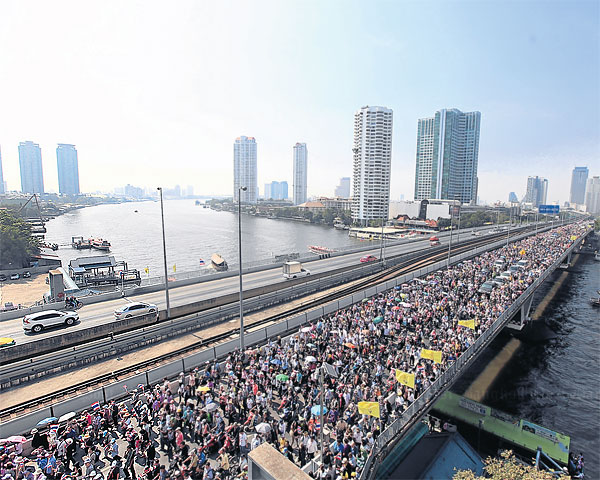 Phe biểu tình bác đề xuất hoãn bầu cử.
Ảnh: Bangkok Post