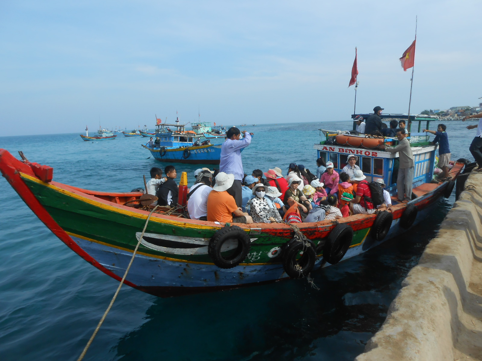 Thấp thỏm đi tàu qua đảo Bé