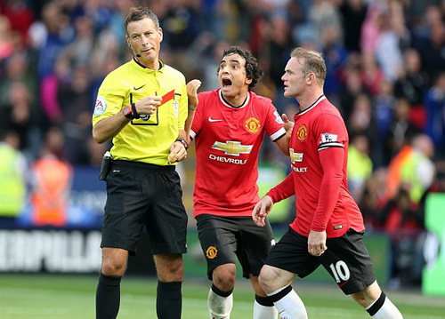 Rooney v&agrave; Rafael phản ứng tấm thẻ đỏ của Tyler Blackett