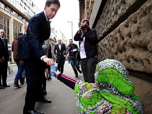 &Ocirc;ng Ed Miliband cho tiền một phụ nữ 
ăn xin Ảnh: PA