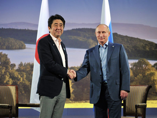 Tổng thống Nga Vladimir Putin (phải) v&agrave; Thủ tướng Nhật Bản Shinzo Abe đang nỗ lực chấm dứt tranh c&atilde;i về chủ quyền biển đảoẢnh: RIA Novosti