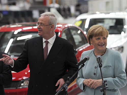 Thủ tướng Đức Angela Merkel thăm một nhà máy sản xuất xe hơi ở Thành Đô - Trung Quốc hôm 6-7.Ảnh: Reuters
