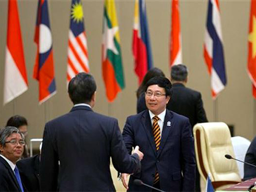 Phó Thủ tướng - Bộ trưởng Ngoại giao Phạm Bình Minh gặp Ngoại trưởng Trung Quốc Vương Nghị Ảnh: AP