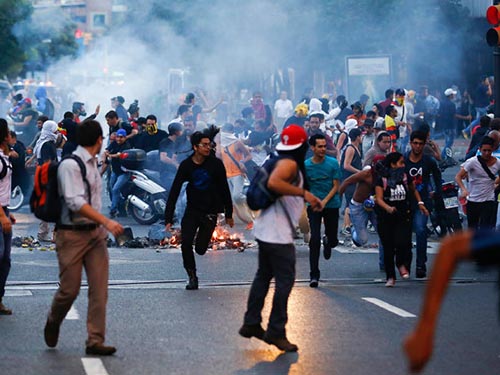 Người biểu tình chống chính phủ bị bắn hơi cay tại Caracas - Venezuela hôm 12-2Ảnh: Reuters
