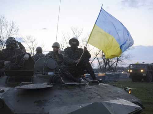 Xe tăng và binh sĩ Ukraine tập trung ở gần TP Sloviansk hôm 14-4Ảnh: AP