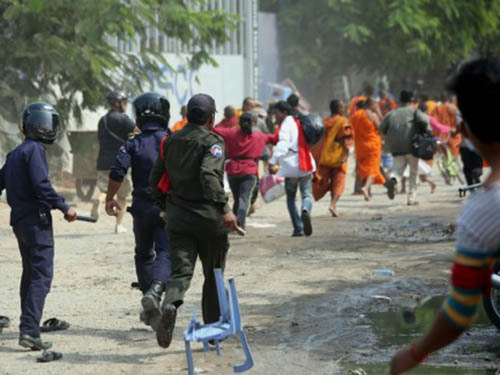 Người biểu t&igrave;nh bỏ chạy khi lực lượng an ninh tiến v&agrave;o C&ocirc;ng vi&ecirc;n Tự do h&ocirc;m 4-1
Ảnh: CAMBODIA DAILY