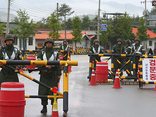 Binh sĩ Hàn Quốc lập chốt kiểm soát để truy lùng thủ phạm vụ xả súng tại thị trấn Goseong hôm 22-6Ảnh: Reuters