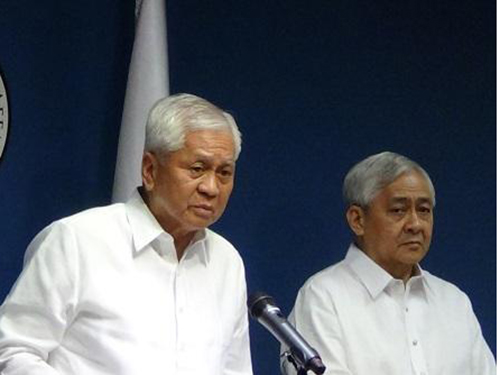 Ngoại trưởng Philippines Albert del Rosario tại cuộc họp b&aacute;o về vụ kiện Trung Quốc h&ocirc;m 30-3
Ảnh: Inquirer.net