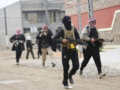 C&aacute;c tay s&uacute;ng bộ tộc tuần tra Fallujah h&ocirc;m 5-1. Phiến qu&acirc;n th&acirc;n al-Qaeda đang t&igrave;m c&aacute;ch l&ocirc;i k&eacute;o lực lượng n&agrave;y chống qu&acirc;n ch&iacute;nh phủ 
Ảnh: REUTERS