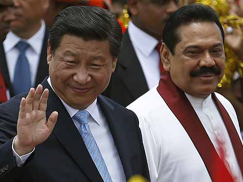 Chủ tịch Trung Quốc Tập Cận B&igrave;nh (tr&aacute;i) v&agrave; Tổng thống Sri Lanka Mahinda Rajapaksa trong lễ đ&oacute;n ch&iacute;nh thức tại s&acirc;n bay quốc tế Bandaranaike ở th&agrave;nh phố Katunayake h&ocirc;m 16-9                         Ảnh: REUTERS