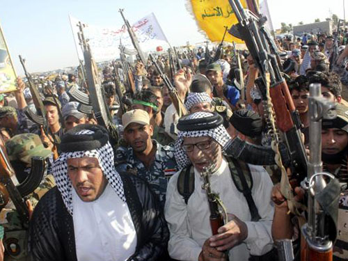 Người Shiite tình nguyện gia nhập quân đội Iraq để chống lại phiến quân Sunni của tổ chức Nhà nước Hồi giáo ở Iraq và Cận Đông (ISIL) tại tỉnh Diyala hôm 26-6
Ảnh: REUTERS