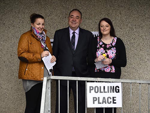 Thủ hiến Scotland Alex Salmond&nbsp;c&ugrave;ng 2 nữ cử tri đi bỏ phiếu tại l&agrave;ng StrichenẢnh: Reuters